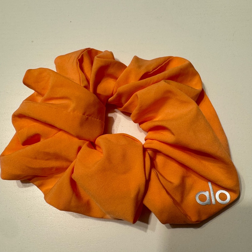 Alo oversized scrunchie in Cantaloupe (orange)